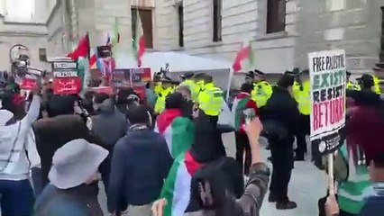 A Londres, des pro-Hamas pourchassent un manifestant pro-Israël en pleine rue “pour le décapiter”.