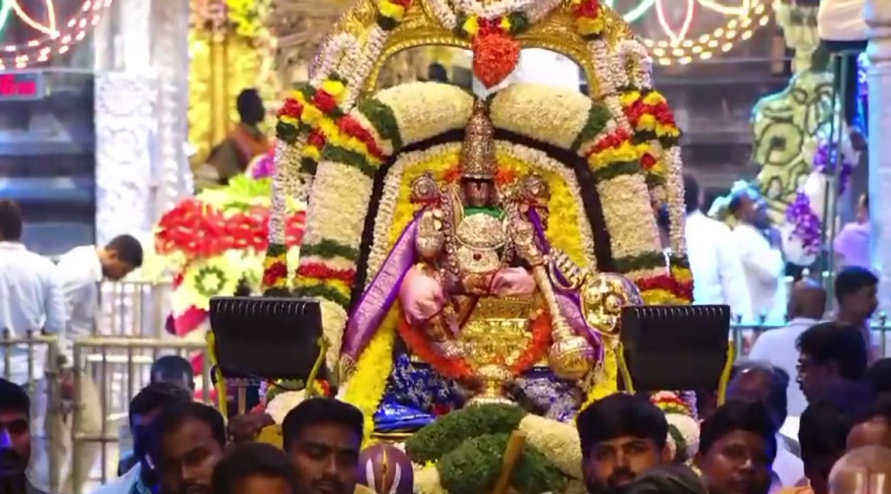 देशभर में नवरात्रि की धूम, मंदिरों में लगा श्रद्धालुओं का तांता