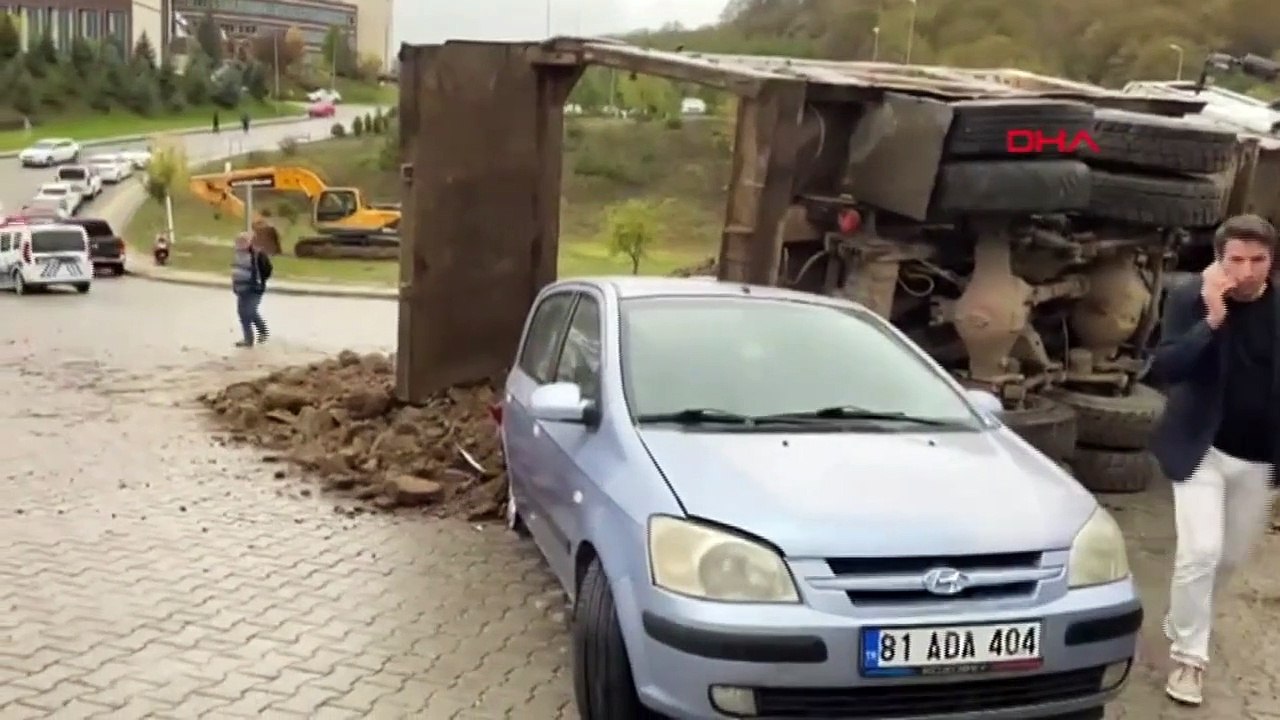 Accident de camion d'excavation à Düzce : 5 véhicules endommagés