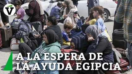 Los palestinos de doble nacionalidad esperan para cruzar el paso fronterizo de Rafá con Egipto