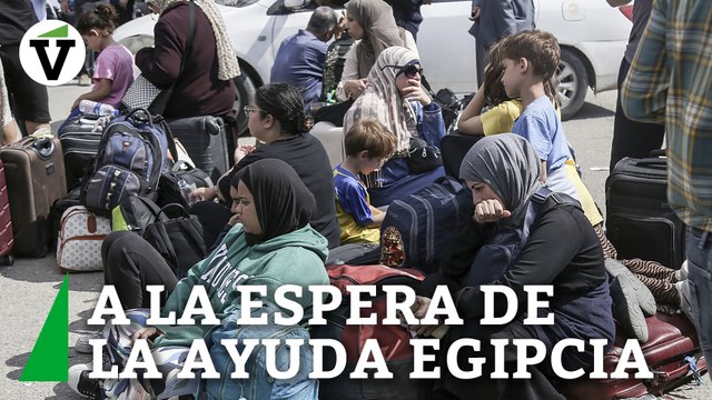 Los palestinos de doble nacionalidad esperan para cruzar el paso fronterizo de Rafá con Egipto