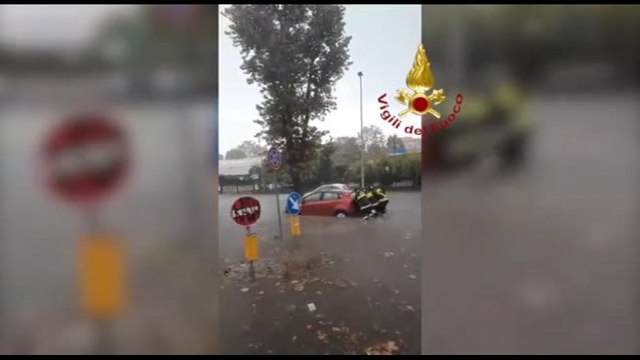 Maltempo a Roma, strade allagate. Bomba d'acqua a Ostia