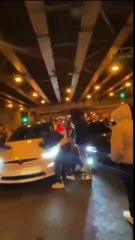Ce conducteur de Tesla essaie d'échapper à un blocage sur la route