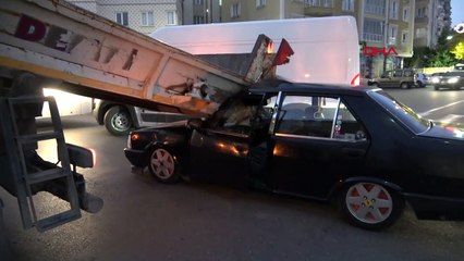 Sivas'ta Demir Taşıma Kamyonuna Arkadan Çarpma Kazası: Bir Kişi Ağır Yaralandı