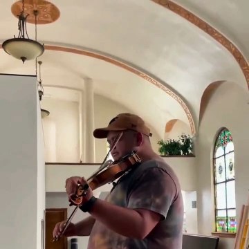 Le musicien Philip Bowen joue le morceau “Amazing Grace” au violon dans une vieille cathédrale ! L’acoustique est magique !