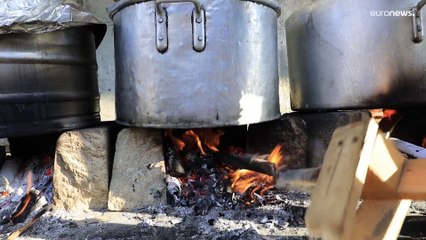كاميرا يورونيوز: متطوعون يعدون الطعام على الحطب بعد انقطاع الوقود بشكل كامل عن قطاع غزة
