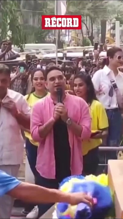 ¡GRAN GESTO! Ronaldinho puso unas flores en la estatua de Maradona