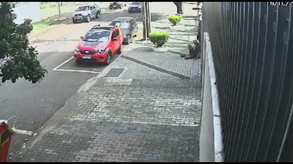 Câmera registra furto de ferramentas de trabalhador em veículo