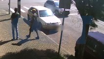 Câmera registra bandidos estourando vidro de carro para furtar mochila