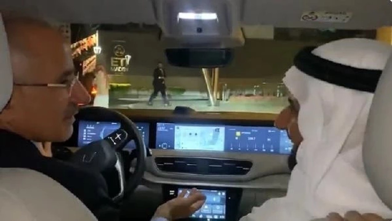 Bakan Uraloğlu, Suudi Arabistan Hac ve Umre Bakanı er-Rabia'yı TOGG ile karşıladı