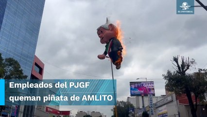 Télécharger la video: Piñata de AMLO es quemada en protesta por desaparición de fideicomisos del Poder Judicial