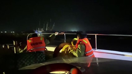 Tàu cá bị chìm trên cửa sông Gianh, 10 ngư dân được cứu thành công