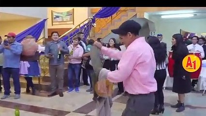 Adultos mayores sorprenden bailando con pasos de Huaylarsh