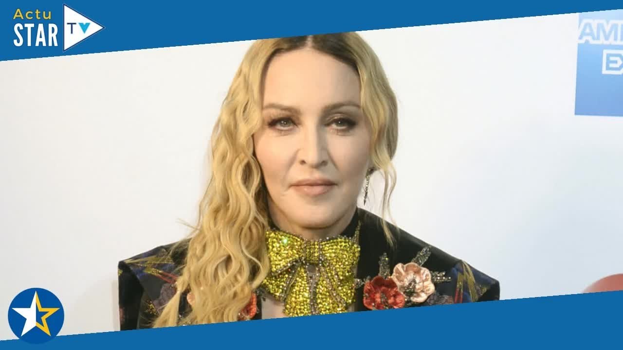 Madonna  Sa fille Estere, 11 ans, réalise une danse endiablée en plein concert, le public sous le c