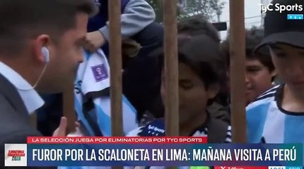 Hinchas peruanos alientan a Argentina previo al partido y causan polémica