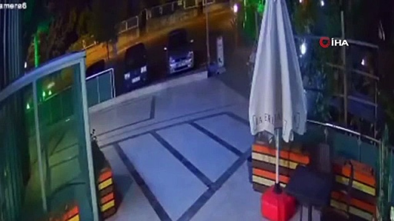 C'est ainsi qu'il a sauvé son enfant d'un ours... Le bébé ours est entré dans le café et a semé la panique