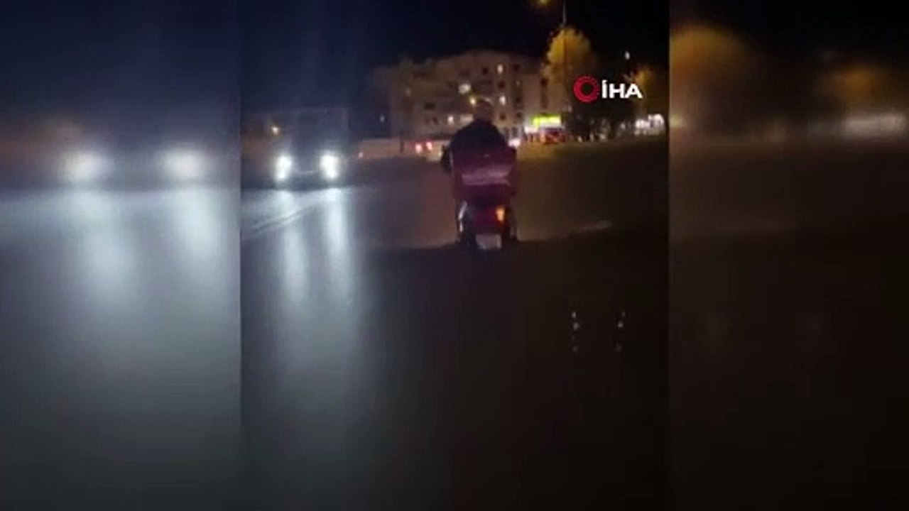 Trafikte tehlikeli hareketler yapan motosikletli canından oluyordu: O anlar kamerada