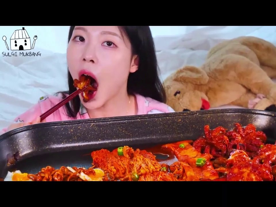 ASMR MUKBANG| Spicy Black bean noodles, Spicy stir-fried Webfoot octopus, a variety of Mushrooms.