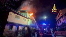Casa distrutta dal fuoco: salve le abitazioni vicine