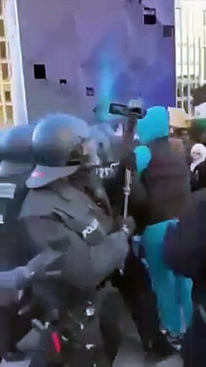 Intervention brutale de la police contre les musulmans qui ont fait rugir Berlin avec les slogans « Liberté pour la Palestine »