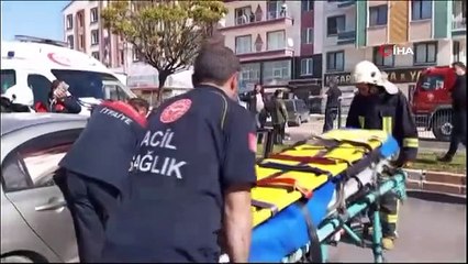 Lastiği patlayan otomobil kaldırıma çarptı: 2 yaralı