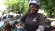 Motorrad-Taxi in Mali - eine Frau fährt voran