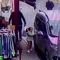 Küçük kız neye uğradığını şaşırdı! Hırsız elinde telefonu çalıp kaçtı