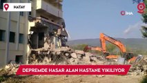 Depremde ağır hasar alan Erzin Devlet Hastanesi’nin yıkımı başladı