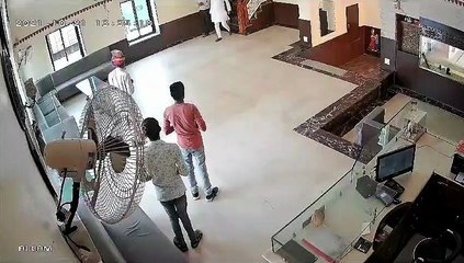 विधायक बिधूड़ी ने उछाली बुजुर्ग की पगड़ी