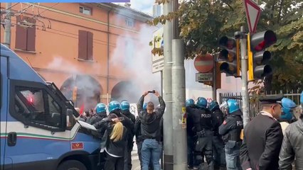 Sgomberato l'Istituto Santa Giuliana, il video della manifestazione in strada degli occupanti