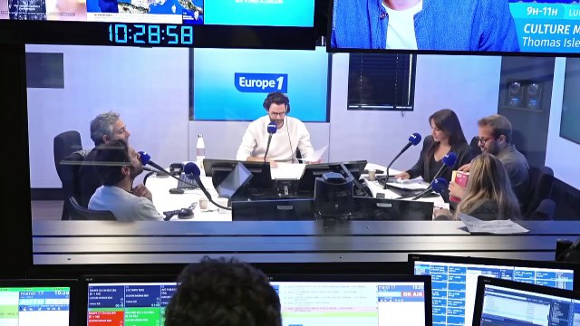 Bertrand Strapontin, exploitant de cinéma, est heureux de la sortie du nouveau film Toledano-Nakache