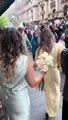 Manifestantes \'prendem\' noiva no trânsito. Mulher obrigada a ir a pé