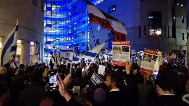 Environ 250 personnes ont manifesté hier soir devant le siège de la BBC à Londres, reprochant au groupe audiovisuel public de ne pas qualifier lui-même le Hamas de terroristes - Regardez