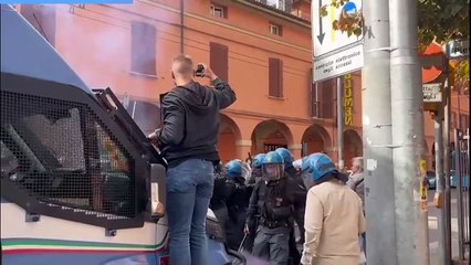 Sgombero di via Mazzini, cariche di polizie e traffico in tilt