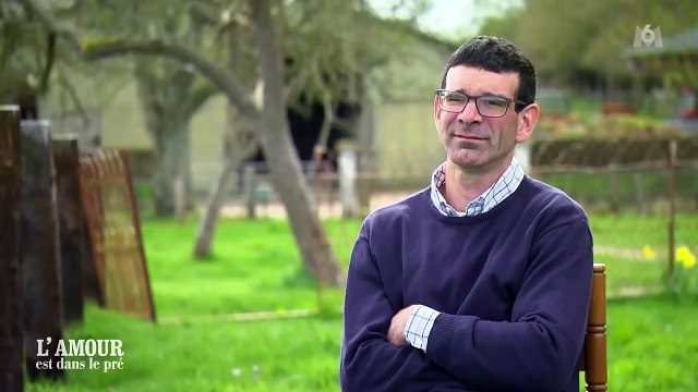 L'amour est dans le pré 2023 : le premier bisou de Patrice et Justine. Le caractère de la prétendante agace les proches de l'agriculteur.