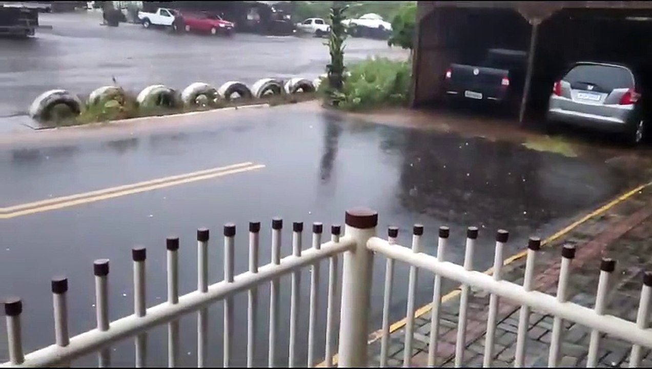 Chuva de granizo causa estragos e destelhamento...