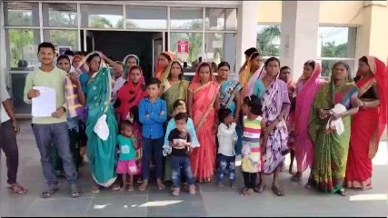 बालाघाट: सड़क बनवाने की मांग को लेकर ग्रामीणों ने कलेक्टर को सौंपा ज्ञापन