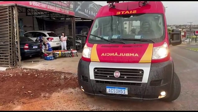 Ciclista fica ferido ao ser atingido por retroescavadeira na Avenida Rocha Pombo