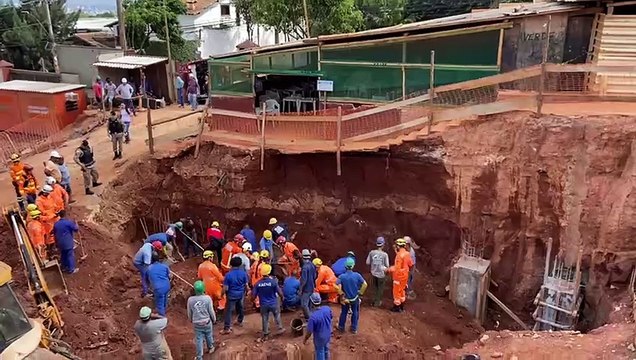 Bombeiros e funcionários de obra no resgaste de trabalhadores soterrados no Belvedere, em BH