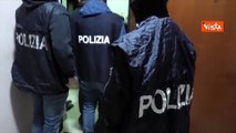 Blitz antiterrorismo a Milano, arrestati due egiziani legati all'Isis. Le immagini della Polizia