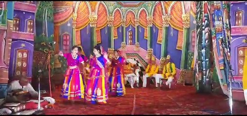 फ्लेट में रहने वाले परिवार कर रहे रामलीला का मंचन, देखें वीडियो