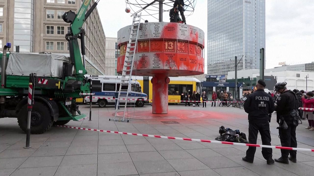 Farb-Protest an der Weltzeituhr: 'Damit erreicht man das Gegenteil'