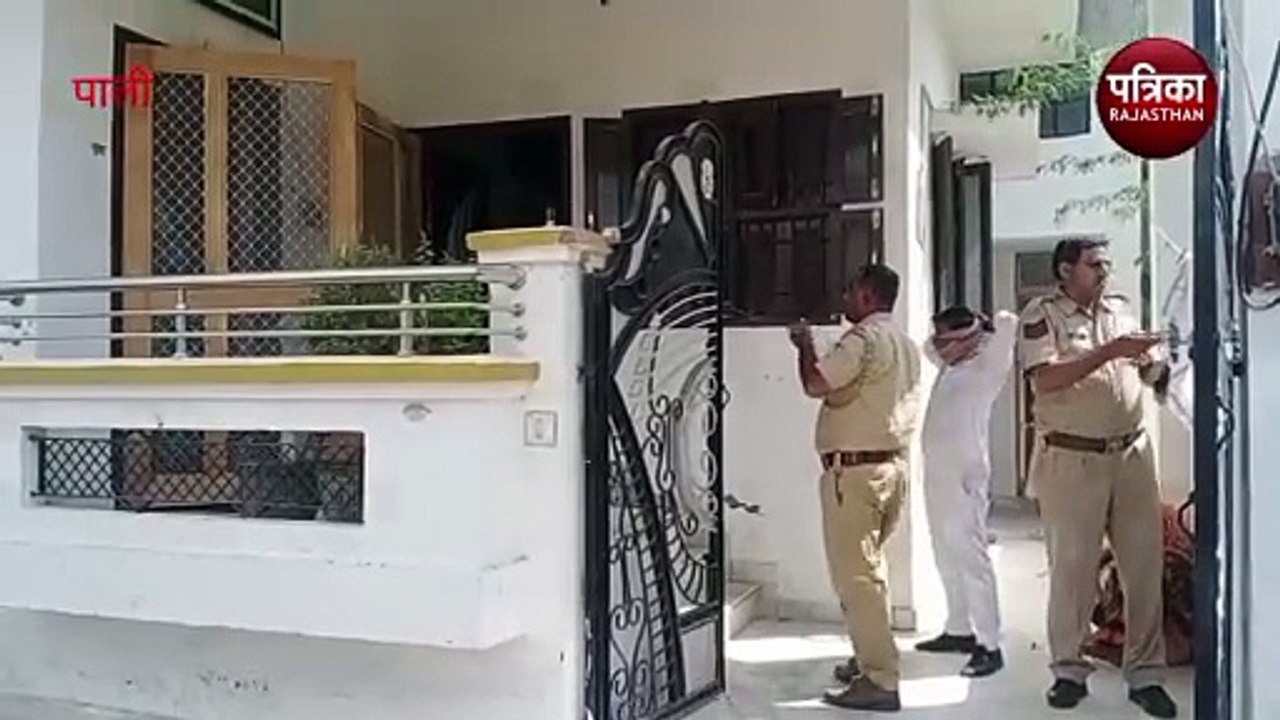 Watch Video : यहां कर्ज से परेशान चूड़ी व्यापारी ने फंदे पर झूल दी अपनी जान, बेटा गायब