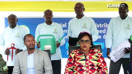 Abahoze muri FDLR bahawe ibikoresho by'imyuga, biyemeza guhangana n'uzakinisha umutekano w'u Rwanda