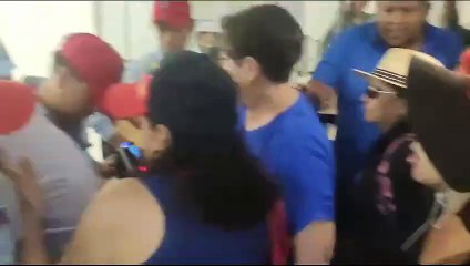 “¡Por qué no me dejan ingresar!”: Diputado “evista” forcejea con guardias para verificar si funcionarios faltaron por el cabildo