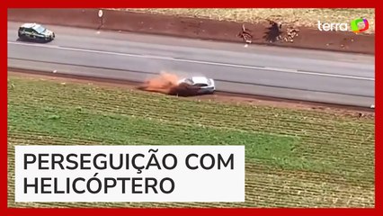 Video herunterladen: Motorista capota carro ao tentar fugir de abordagem da PRF no Paraná