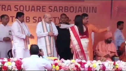 कोलकाता.मेट्रो ट्रेन की सवारी कीजिए, आस-पास के पंडाल देखिए