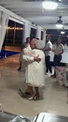 Les grands-parents déchirent la piste de danse Bachata