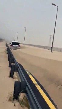 Pas simple de rouler sur une autoroute après une tempête de sable géante
