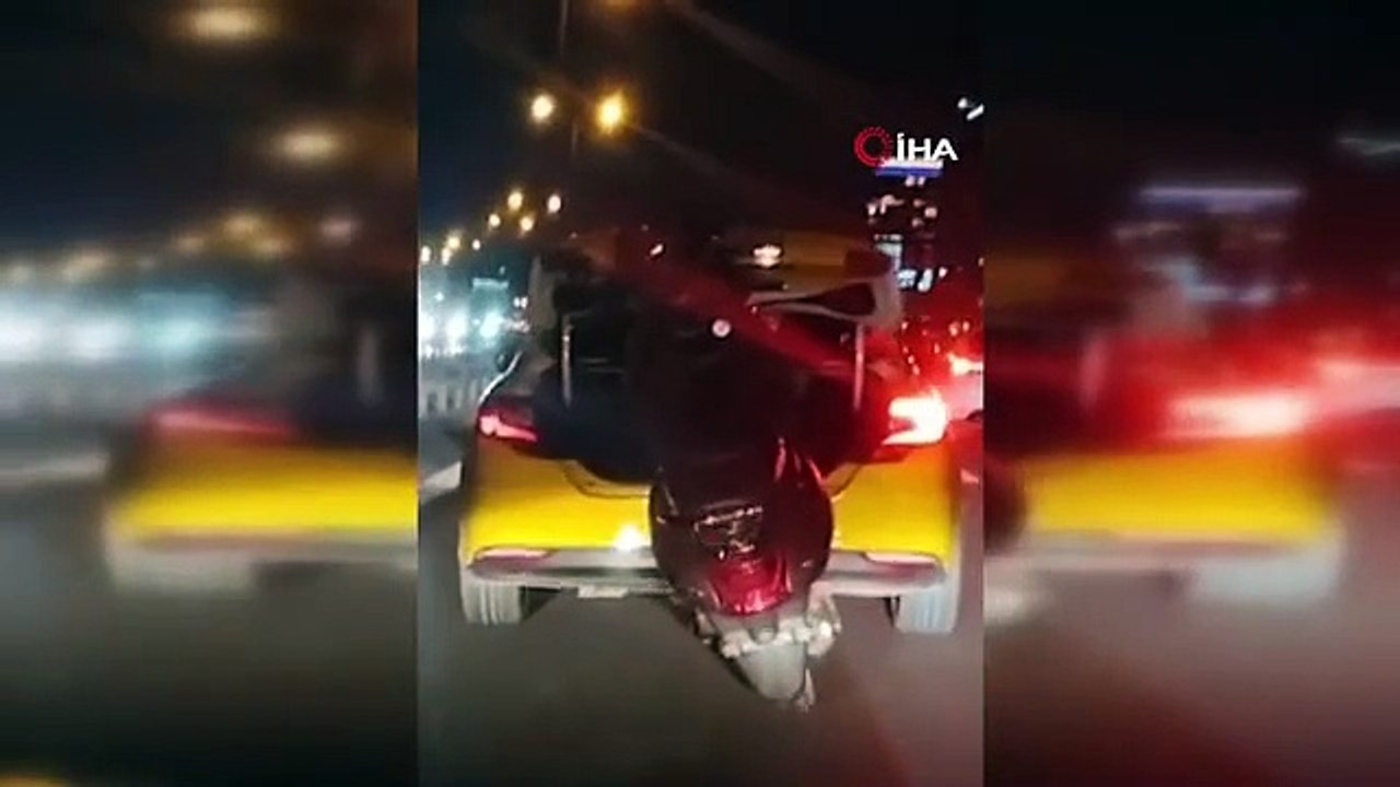 Otoyolda ticari taksinin bagajında ilginç motosiklet taşımacılığı kamerada